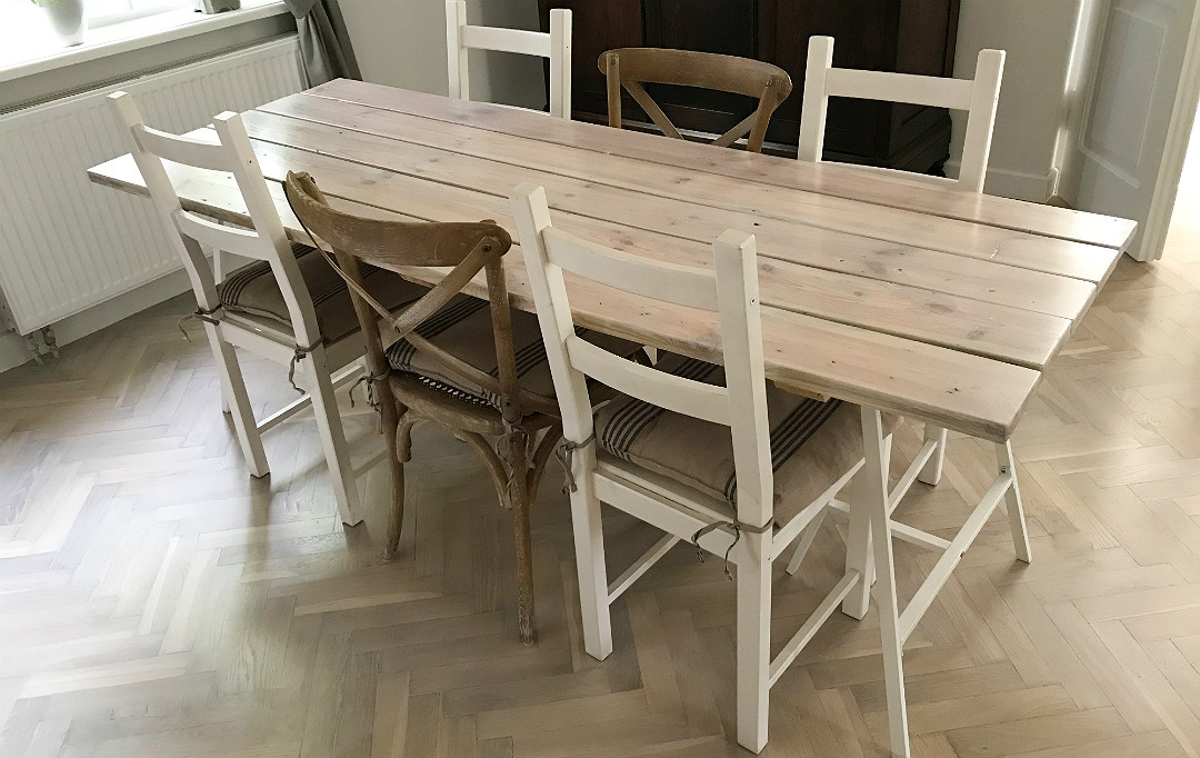 stół w stylu skandynawskim, bielone deski, dechy, białe metalowe kozły