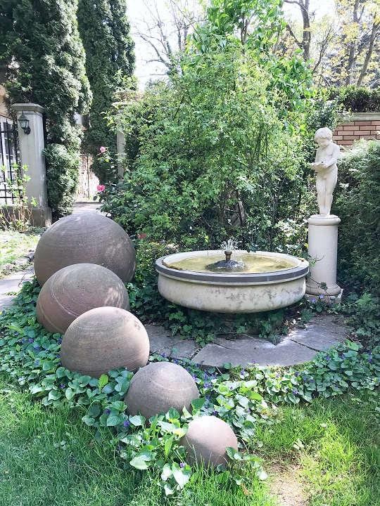 woda w ogrodzie, kule ogrodowe, kamienne dekoracje do ogrodu, stylowy ogród