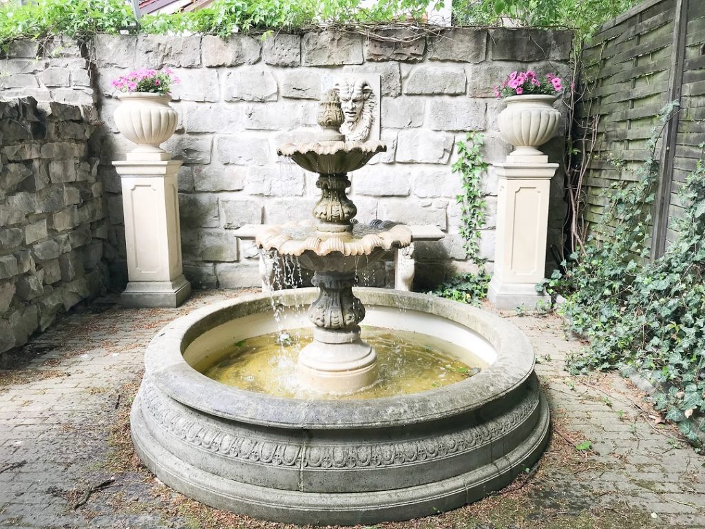 fontanna, woda w ogrodzie, waza na kwiaty, kolumny ogrodowe, architektura ogrodowa
